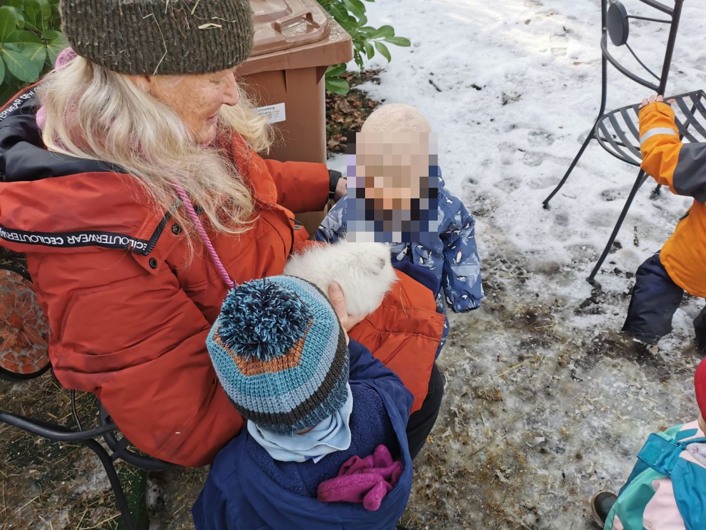 Britta mit Kindern und Meerschweinchen