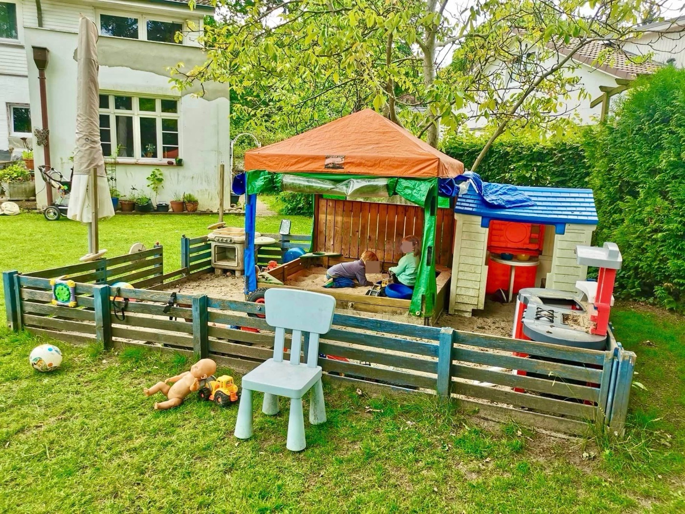 Garten mit Spielhaus und Sandkasten