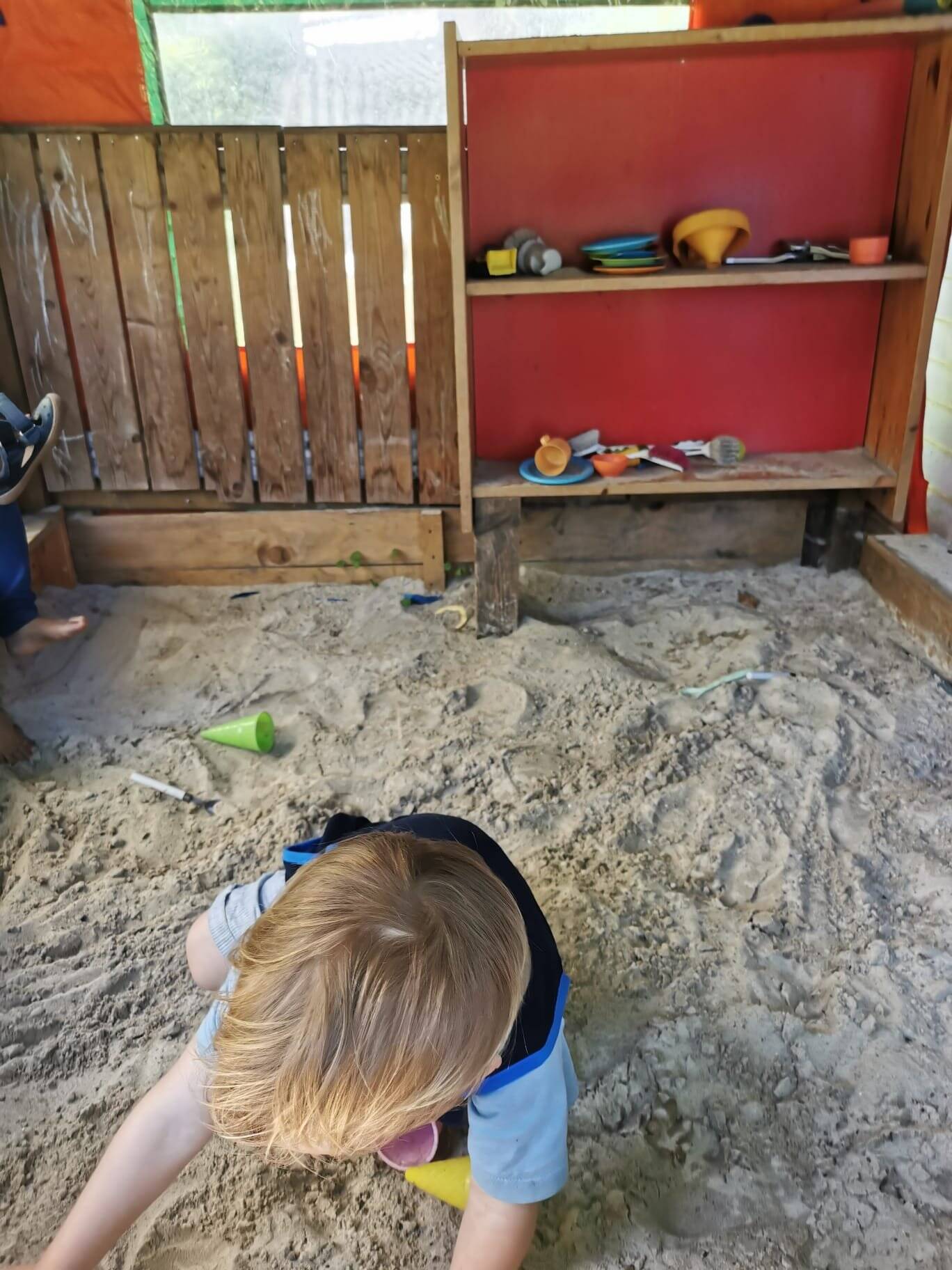Kind spielt im Sandkasten