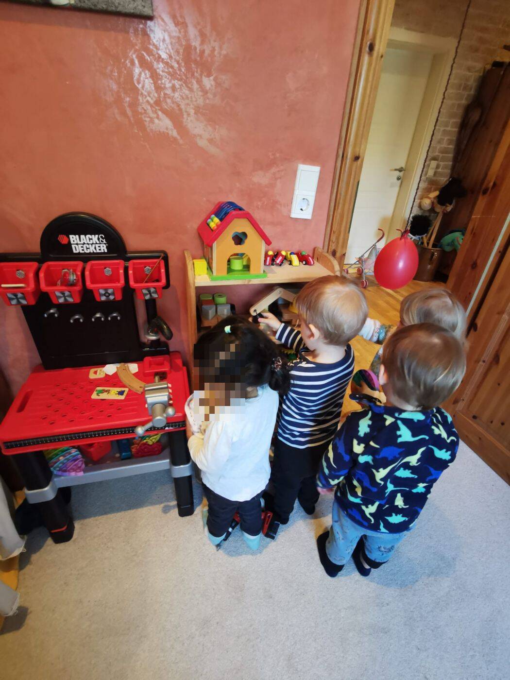 Kinder beim gemeinsamen Spielen