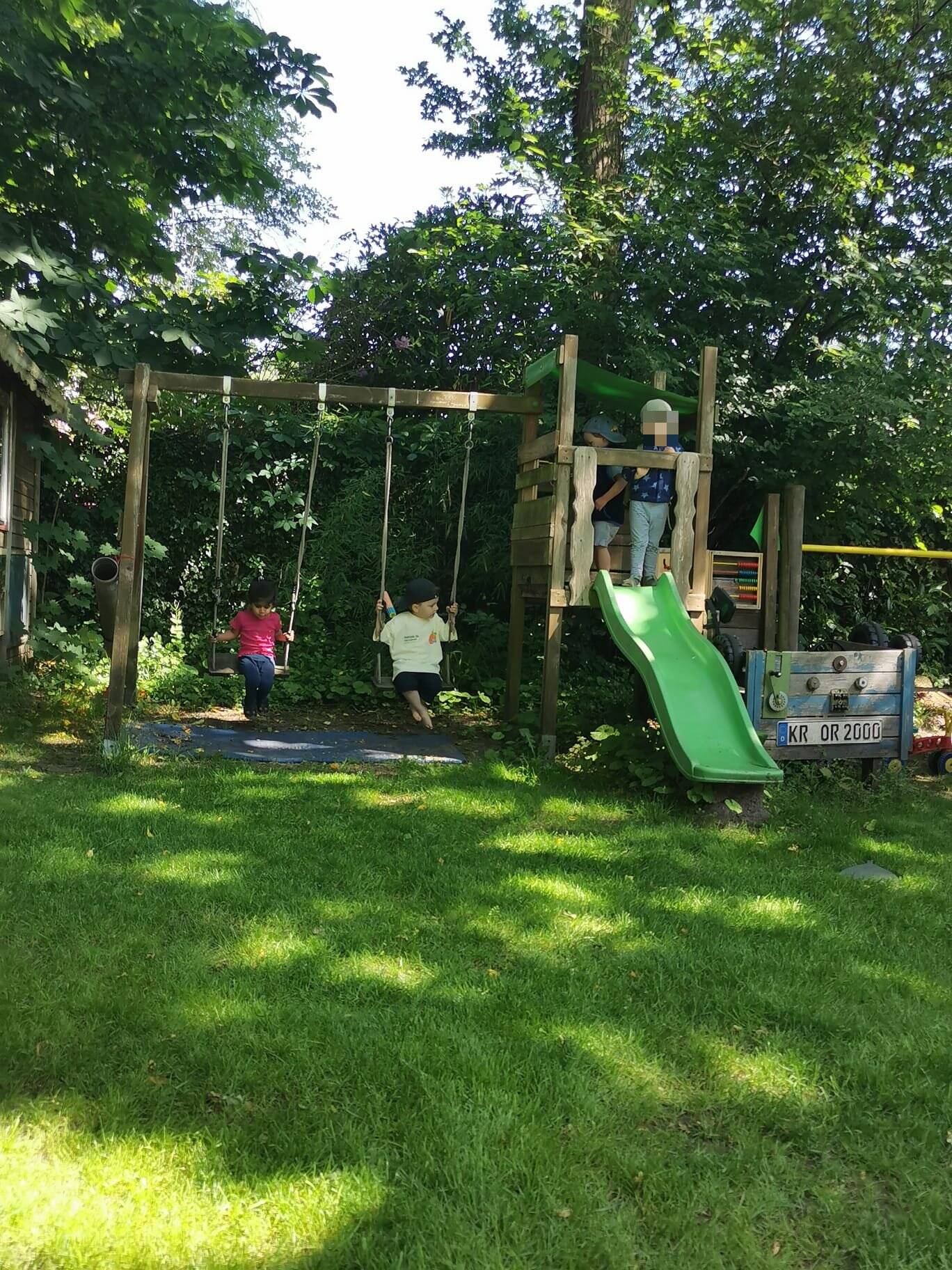 Kinder am Spielgerät mit Rutsche